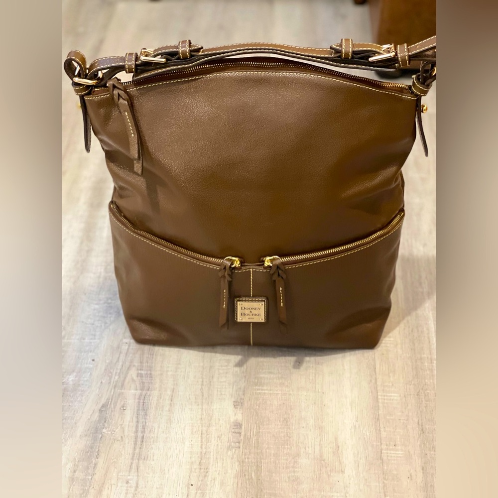 Dooney and Bourke 1975 Dillen Hobo Sac in Dark Brown Leather